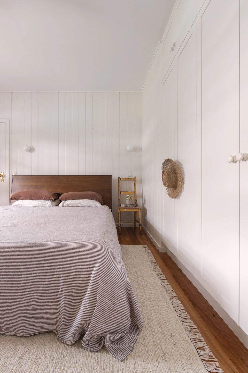 Kiva Hand Woven Wool Rug in Ivory