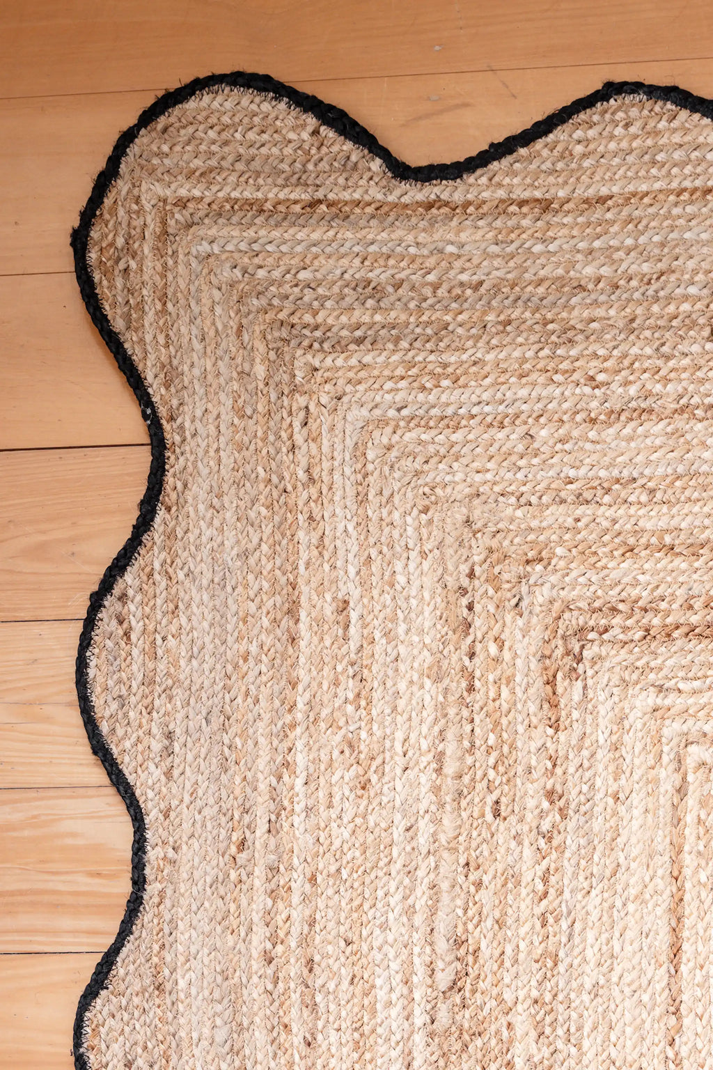 Marigold Wavy Jute Rug in Black