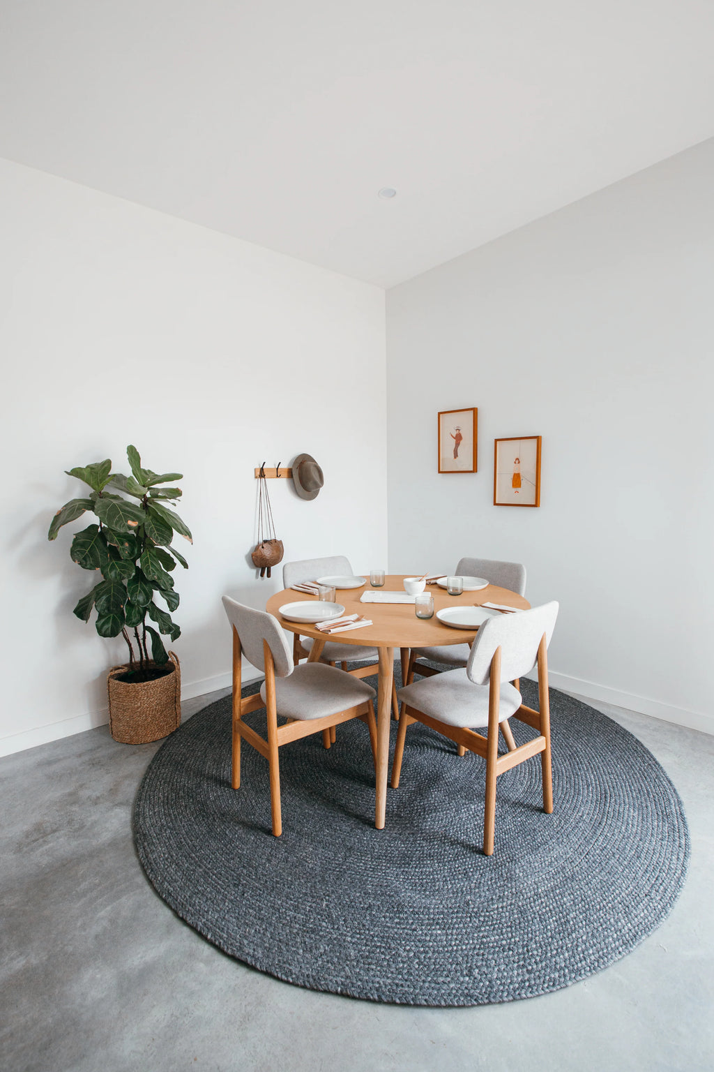 Jiva Round Braided Wool Rug in Charcoal