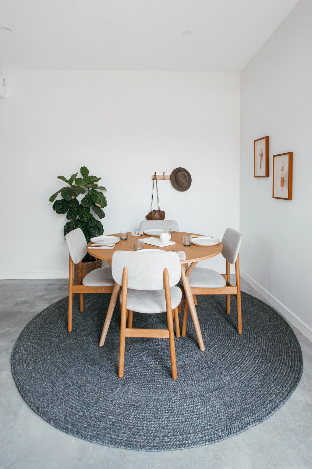 Jiva Round Braided Wool Rug in Charcoal