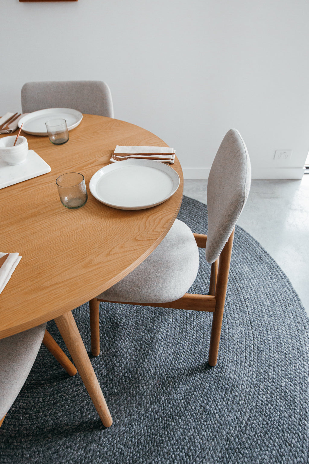 Jiva Round Braided Wool Rug in Charcoal