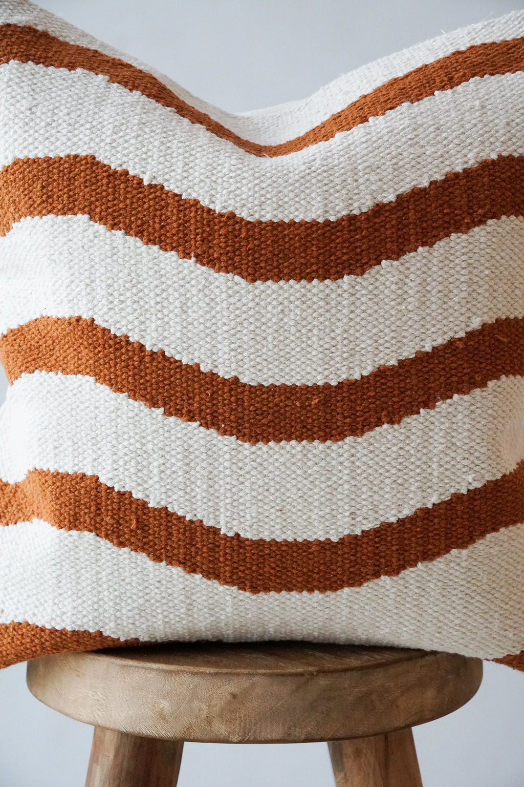 Soleil Wavy Cushion in Cinnamon