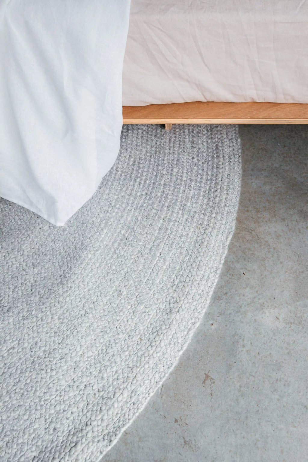 Jiva Round Braided Wool Rug in Ivory & Soft Grey